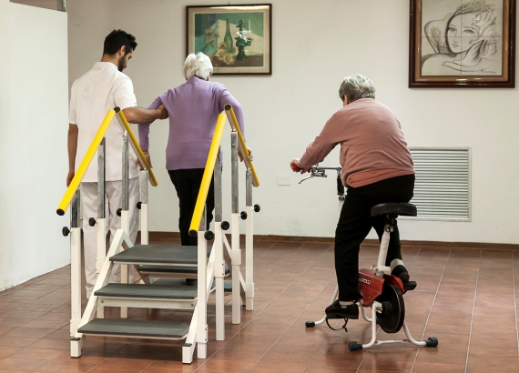 alcuni ospiti dell'RSA La Collinella fanno esercizio fisico con un fisioterapista