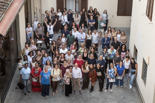  I partecipanti e le partecipanti all'assemblea del 27/5, nel cortile della RSA S. Caterina de' Ricci