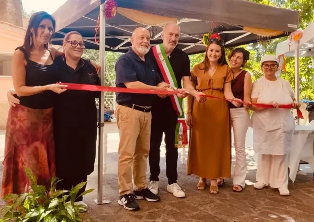 inaugurazione nuova mensa, dirigenti Sarah cooperativa e RSA la Collinella con le autorità per il taglio del nastro